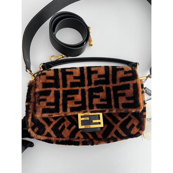 Fendi FF shearling baguette with FF velvet strap - Picture 2 of 11